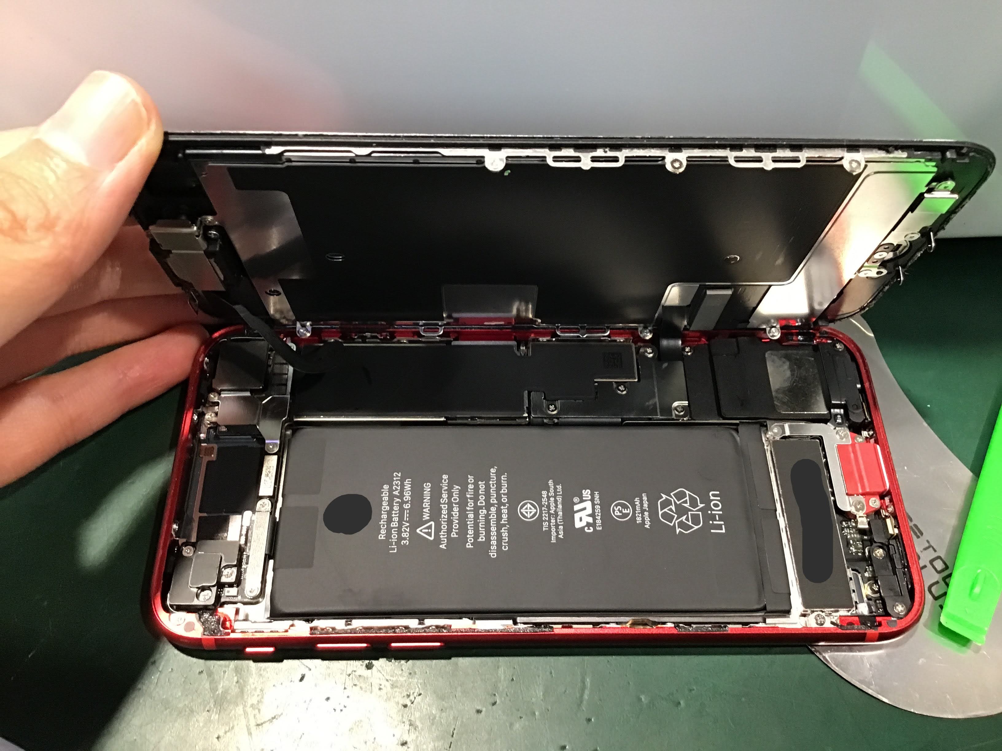 【iPhoneSE2 】膨張したバッテリーの交換を行いました｜スマホ修理工房 秋津店